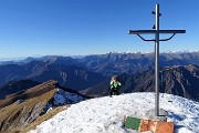 60 Alla nuova croce di vetta di Cima Menna (2300 m) con vista ad ovest